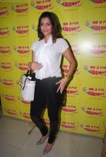 Sonam Kapoor at Radio Mirchi in Mumbai on 25th Aug 2011 (18).JPG